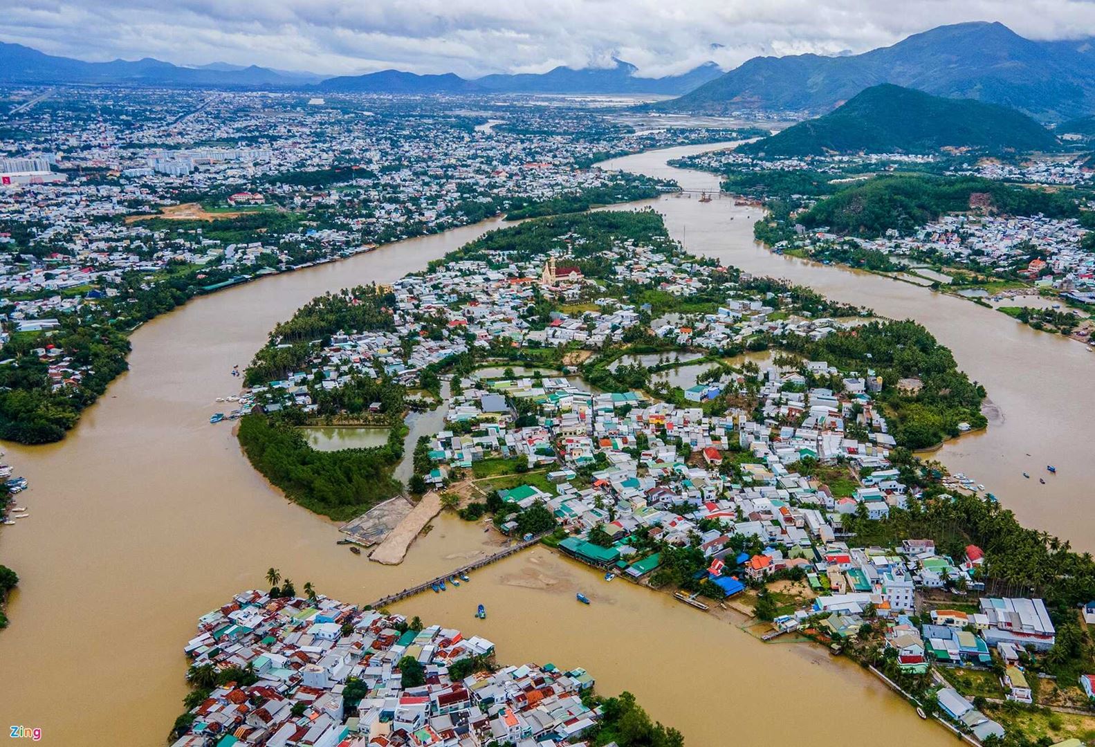 Du Ngoạn Bằng Thuyền Trên Sông Cái – Trải Nghiệm Thơ Mộng Giữa Lòng Nha Trang